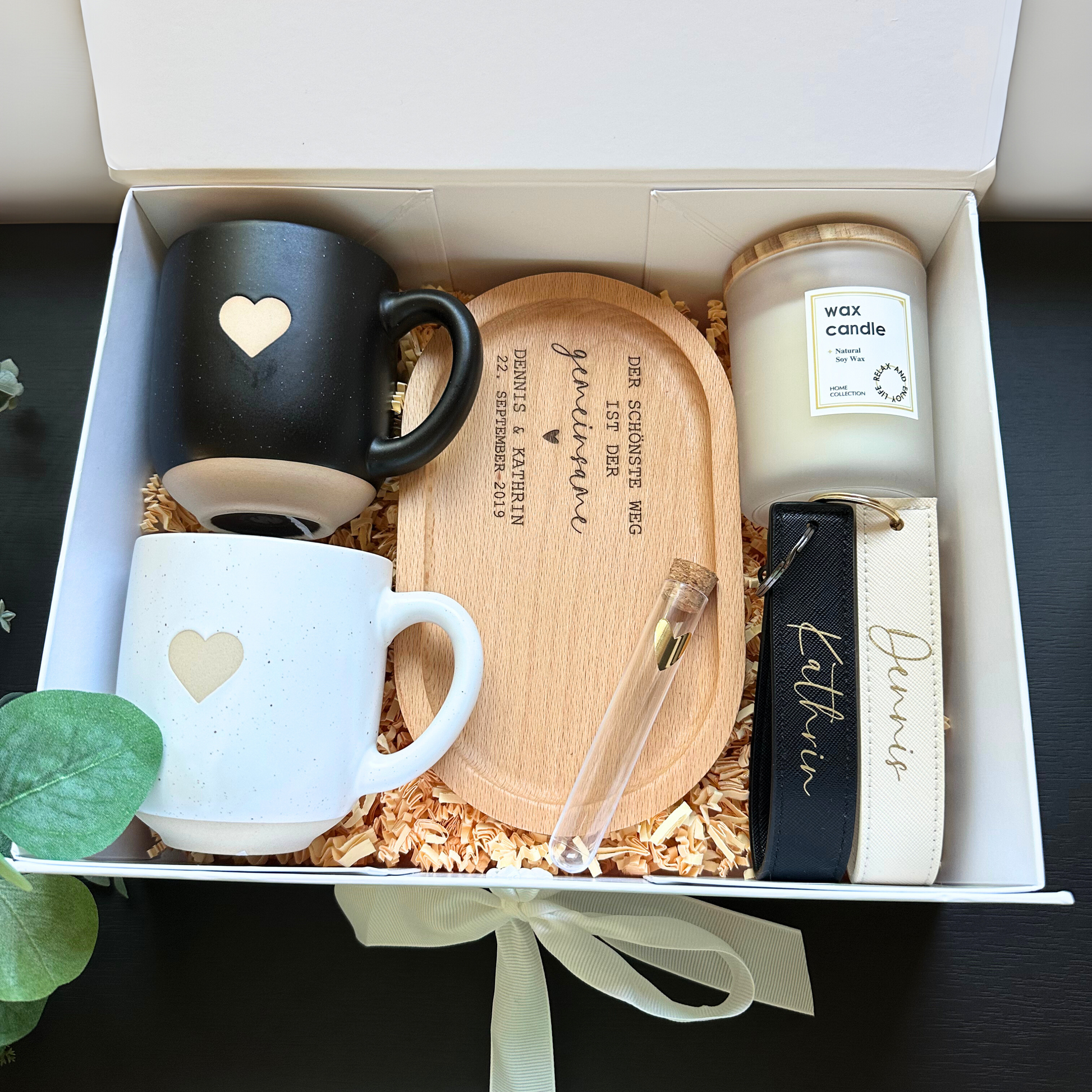 Hochzeitsgeschenkbox für Paare – handgemachtes Set mit graviertem Tablett, Kerze im Glas und personalisierten Schlüsselanhängern.
