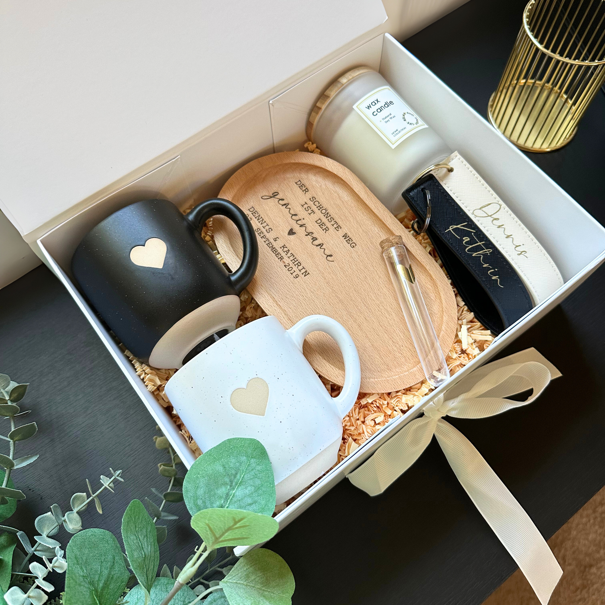 Personalisiertes Geschenkset zur Hochzeit – weiße Box mit Tassen, Tablett, Kerze und Schlüsselanhängern mit Namen und Datum.
