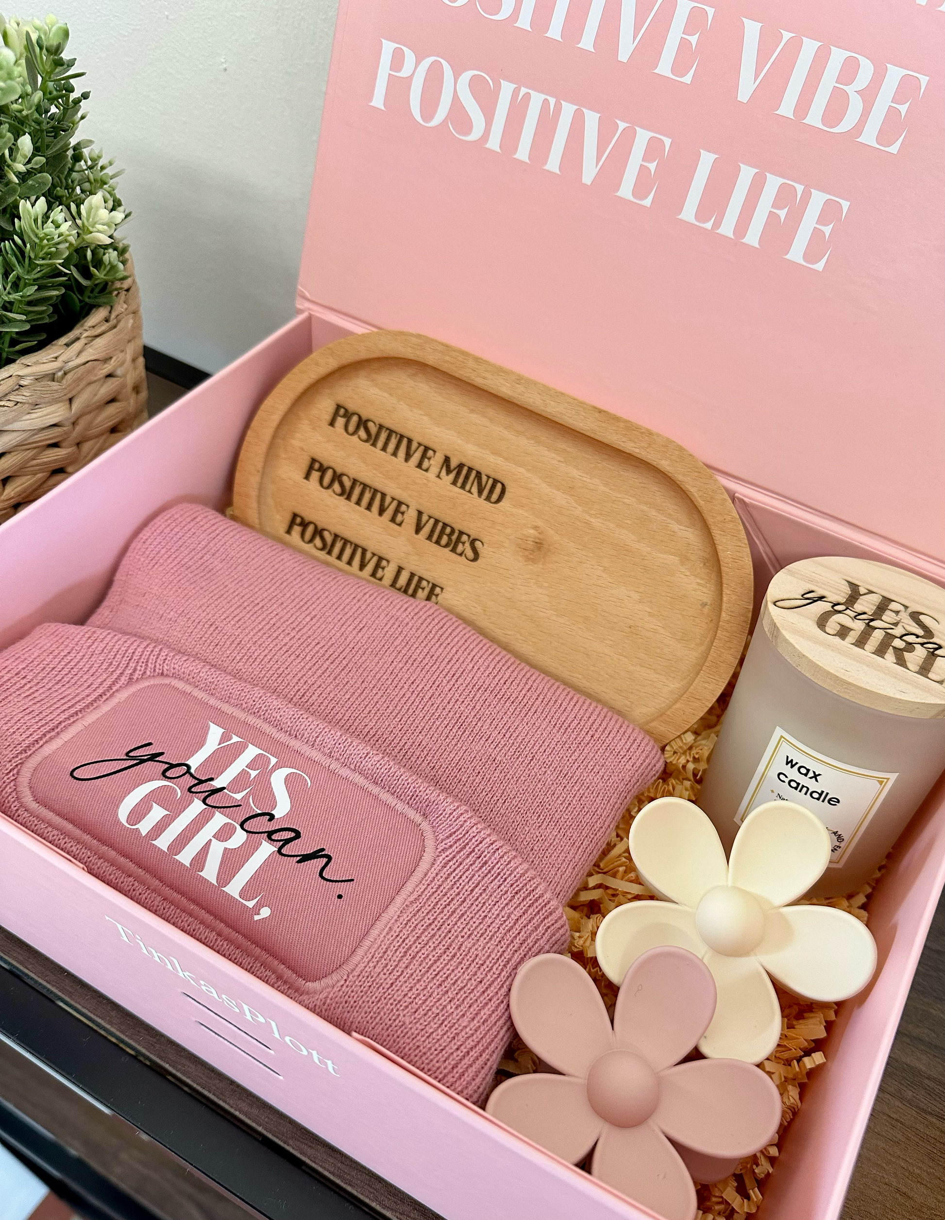 Geschenkbox für Frauen mit Mütze „Yes Girl, you can“, Duftkerze mit graviertem Holzdeckel, zwei Haarklammern in Blütenform und dekorativem Holztablett mit positiver Botschaft. Ideal als Geschenkidee für Frauen, liebevoll arrangiert in einer hochwertigen Box – bereit zum Verschenken.