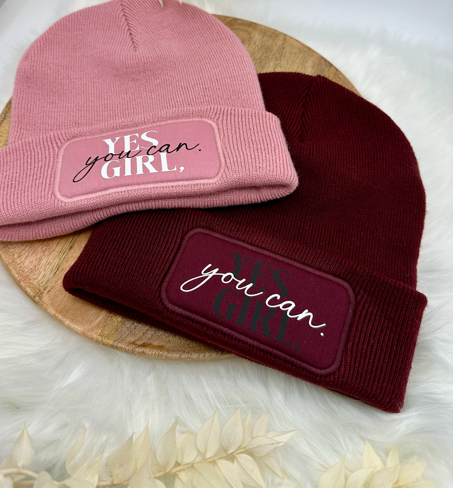 Wintermütze in Rosa oder Burgunder mit Aufdruck