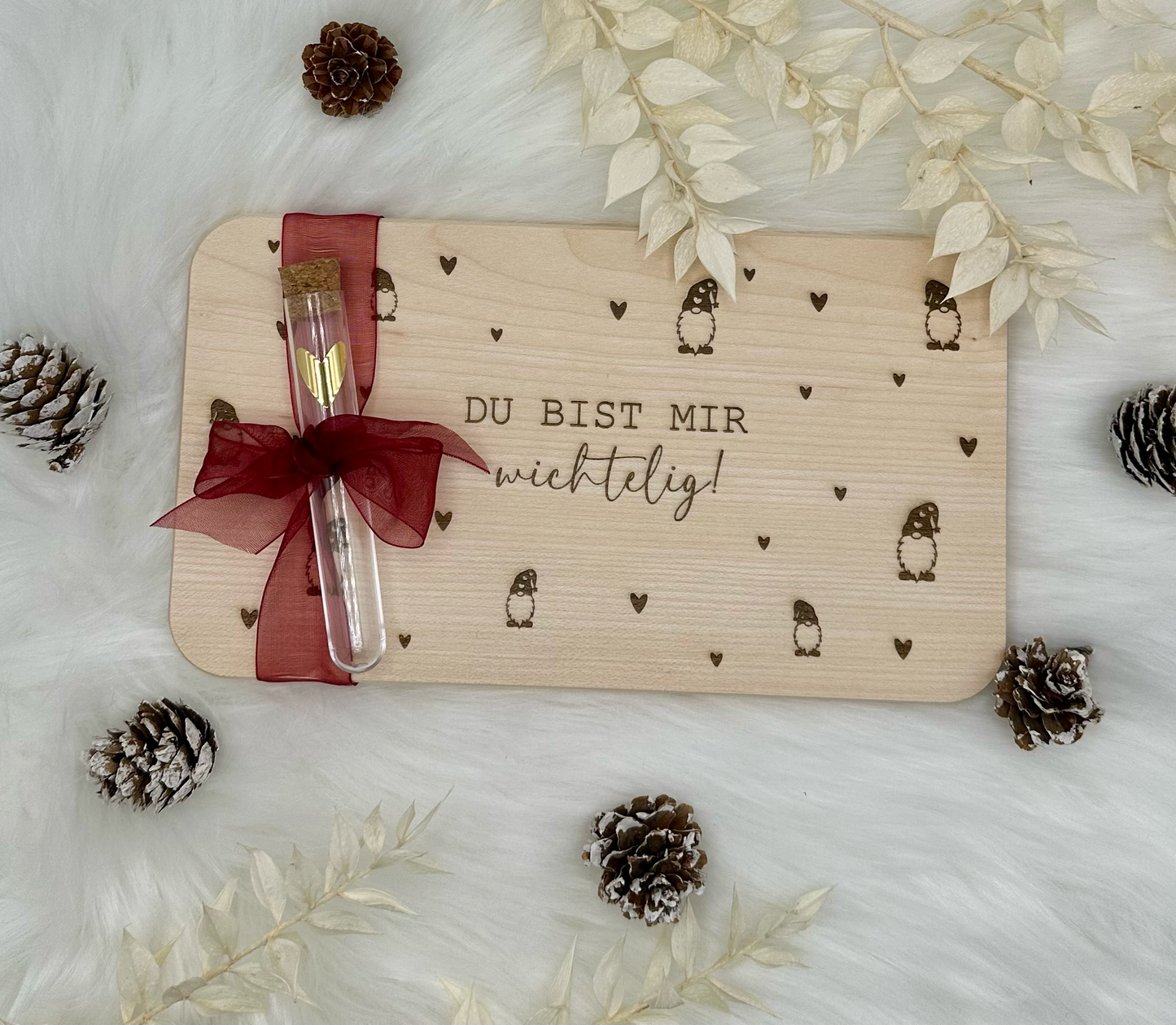 Weihnachtliches Frühstücksbrett aus Holz mit Gravur „Weil du mir wichtelig bist“, verziert mit Schleife und Reagenzglas zum Befüllen, originelles Geldgeschenk oder Wichtelgeschenk. Perfekt als Geschenkidee für Freunde, Kollegen oder Nachbarn in der Adventszeit.