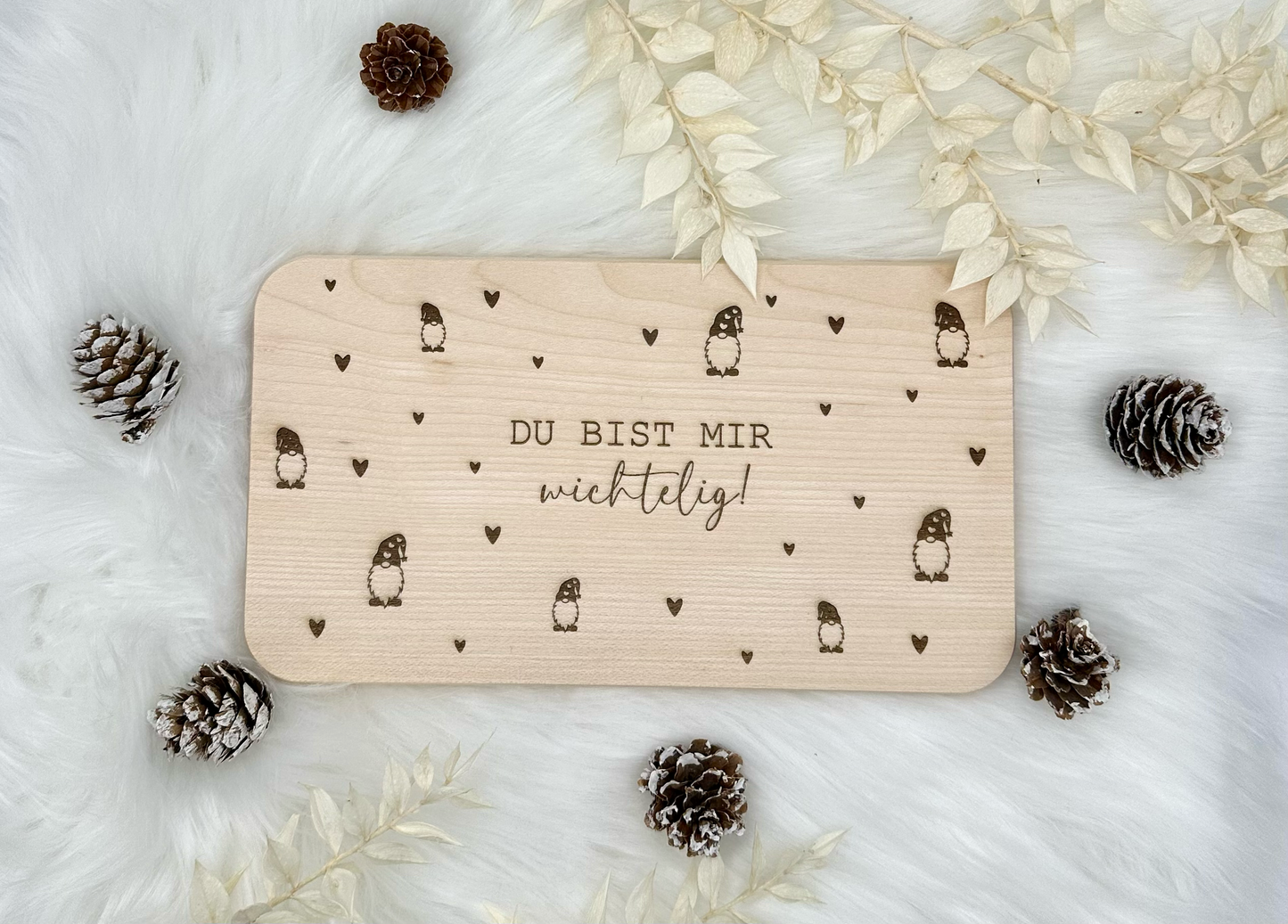 Kleines Frühstücksbrett aus Ahornholz mit Gravur „Weil du mir wichtelig bist“, perfekte Geschenkidee zu Weihnachten oder Nikolaus. Holzbrett mit Lasergravur, 22,5 × 12,5 × 1 cm, liebevolles Wichtelgeschenk für Kollegen oder Freunde.