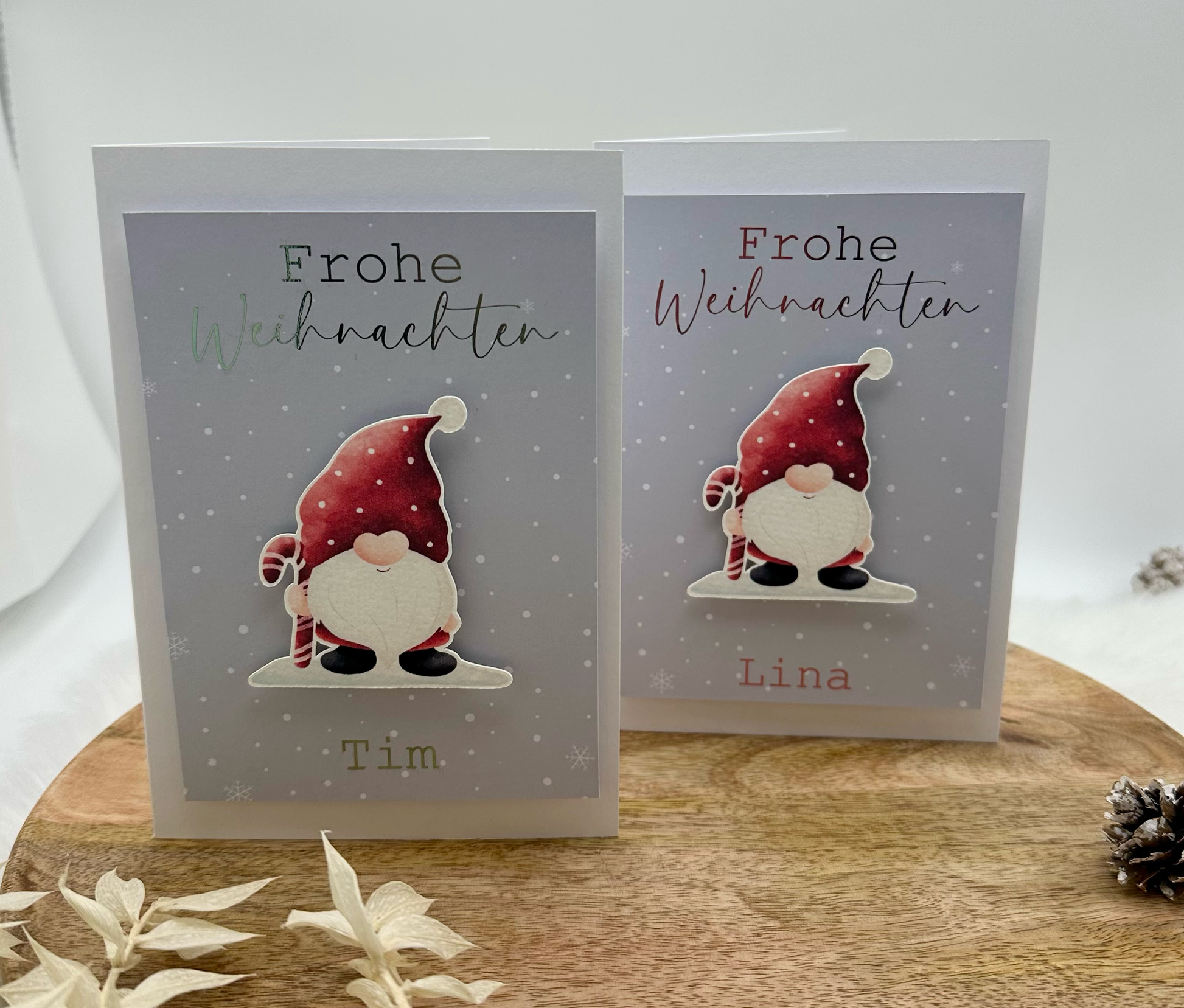 Handgemachte Weihnachtskarte mit Wichtel und Personalisierung – ein besonderes Detail unter dem Weihnachtsbaum, gefertigt von TinkasPlott.