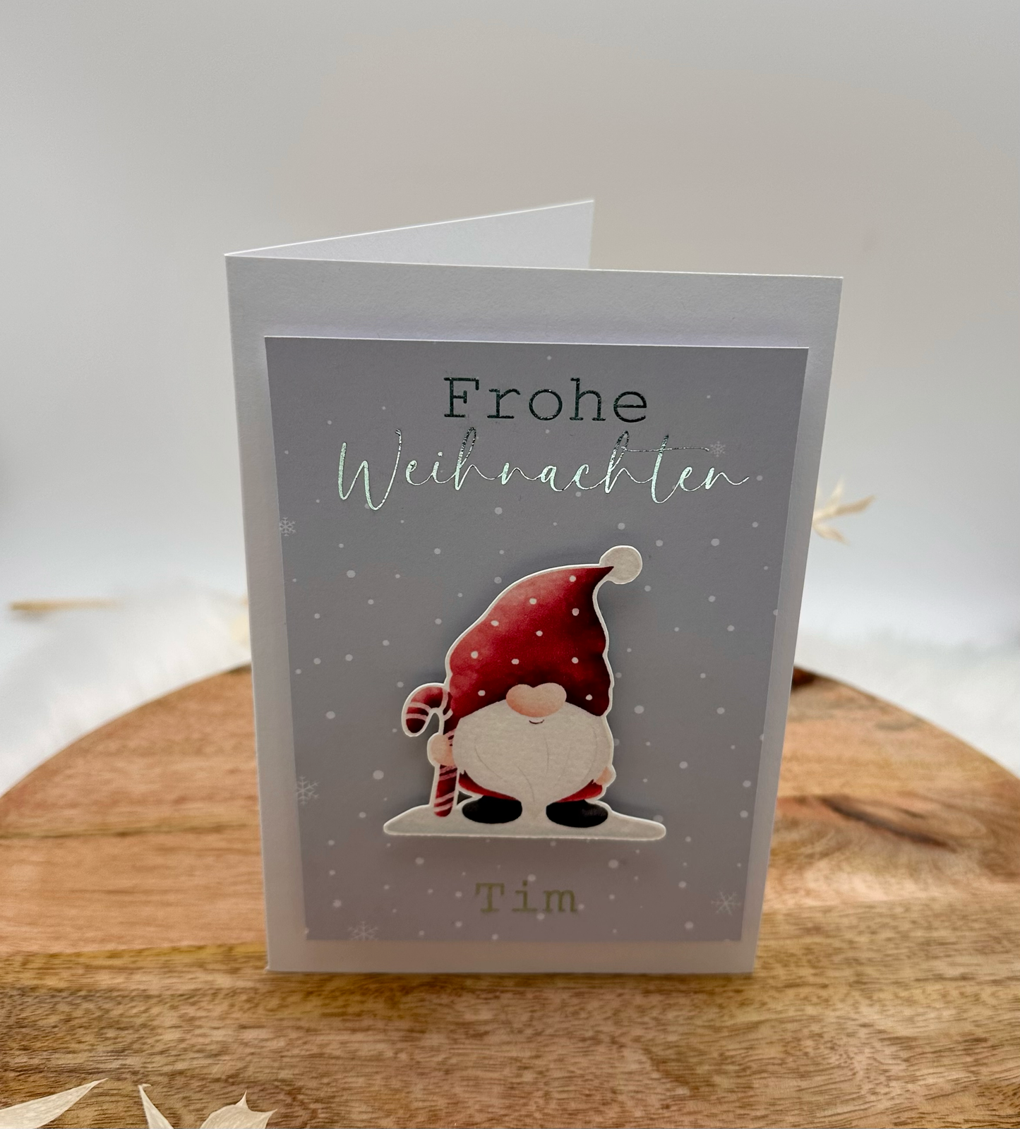 Hochwertige, personalisierte Karte mit Wichtelmotiv, Folienveredelung in Silber, ca. 11 x 16 cm, inklusive passendem Umschlag in Braun.