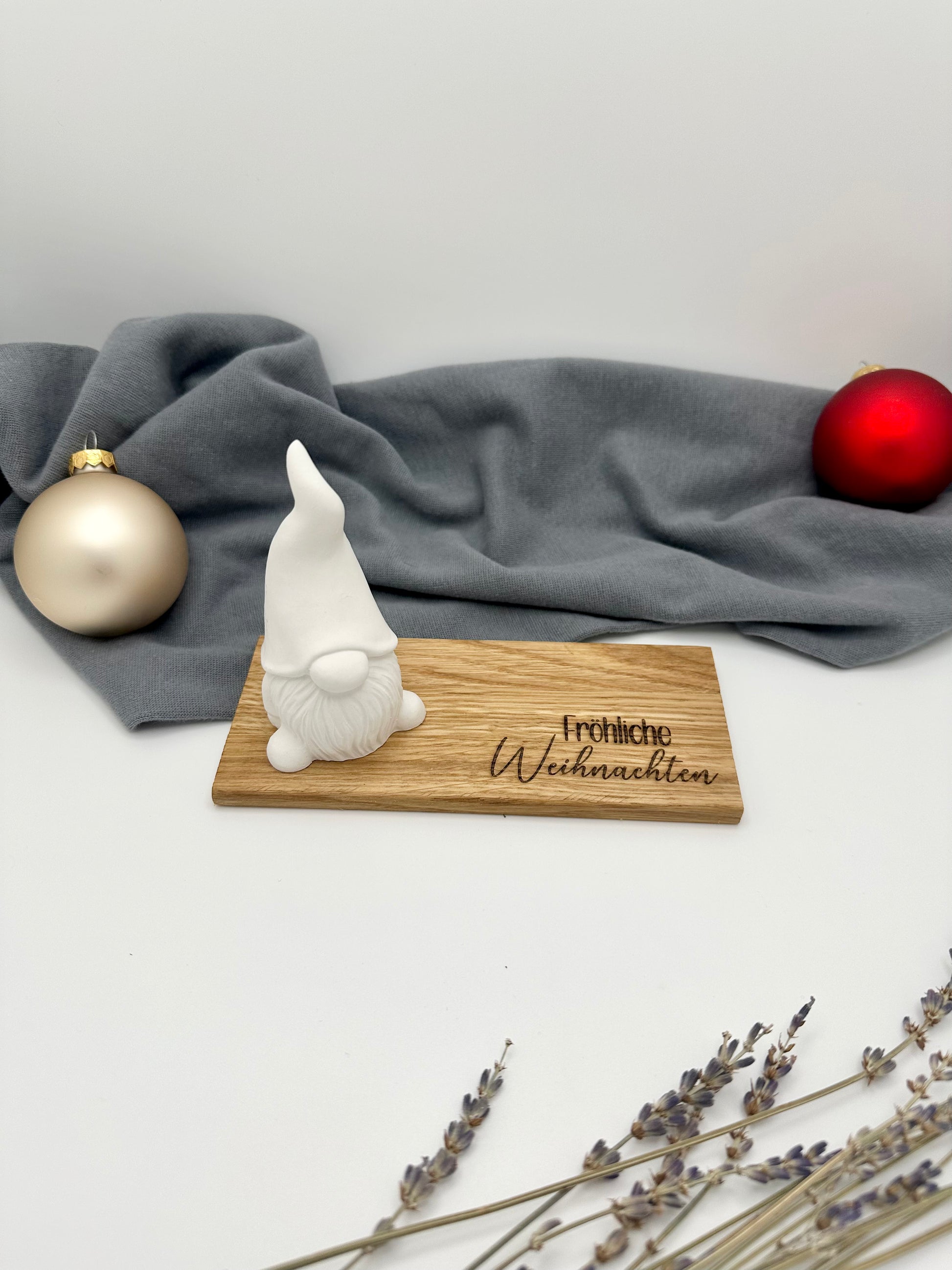 Graviertes Holz mit einem niedlichen Wichtel aus Gießpulver. Handgefertigtes, rustikales Weihnachtsgeschenk für die Feiertage, perfekt für Freunde, Kollegen oder als festliche Deko