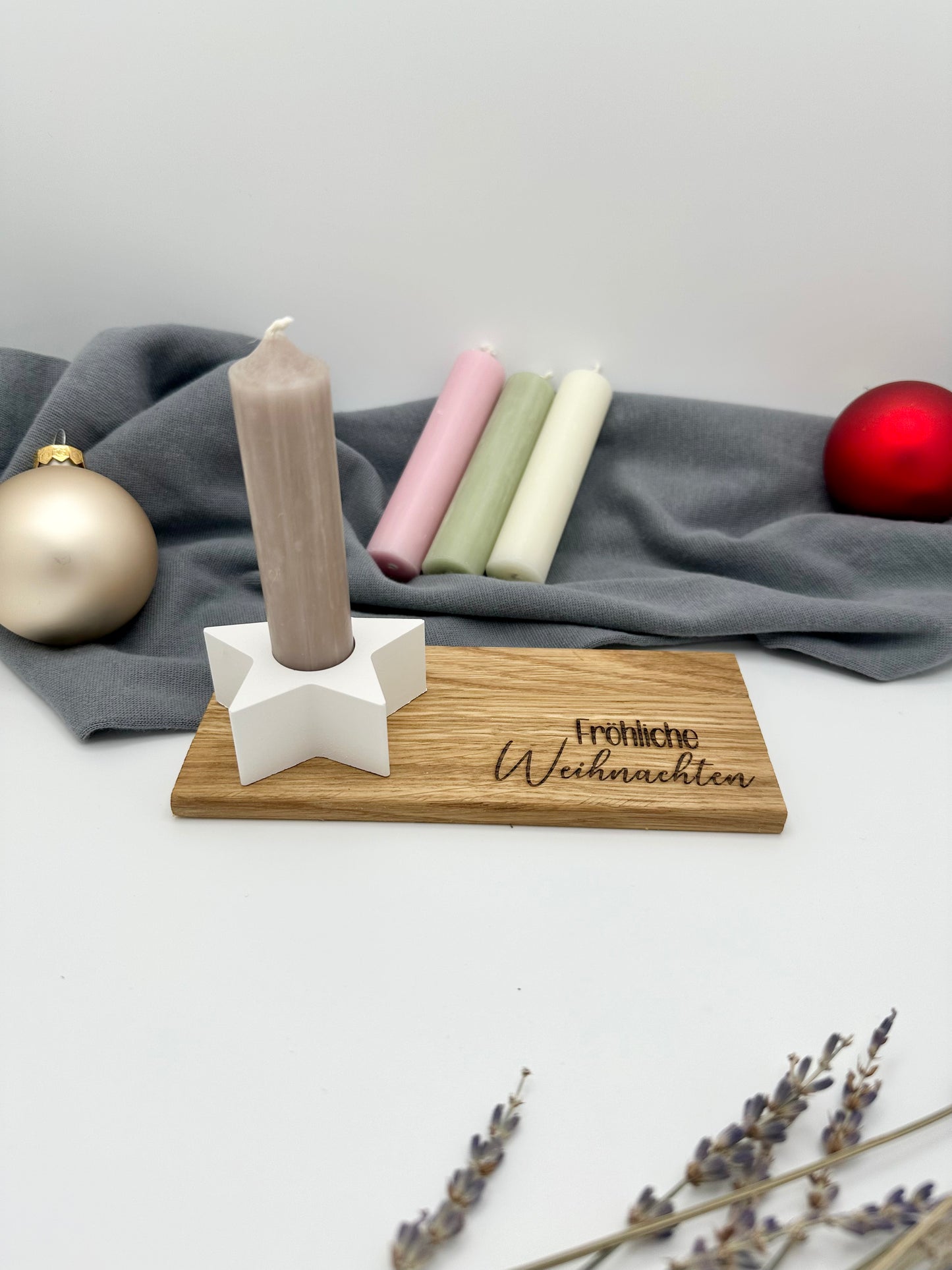 Weihnachtsgeschenk mit Kerze und Kerzenhalter