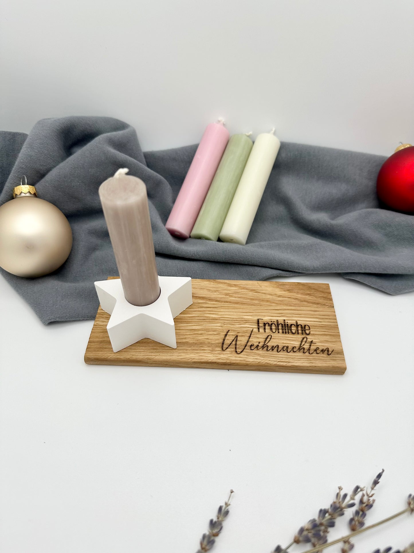 Weihnachtsgeschenk mit Kerze und Kerzenhalter