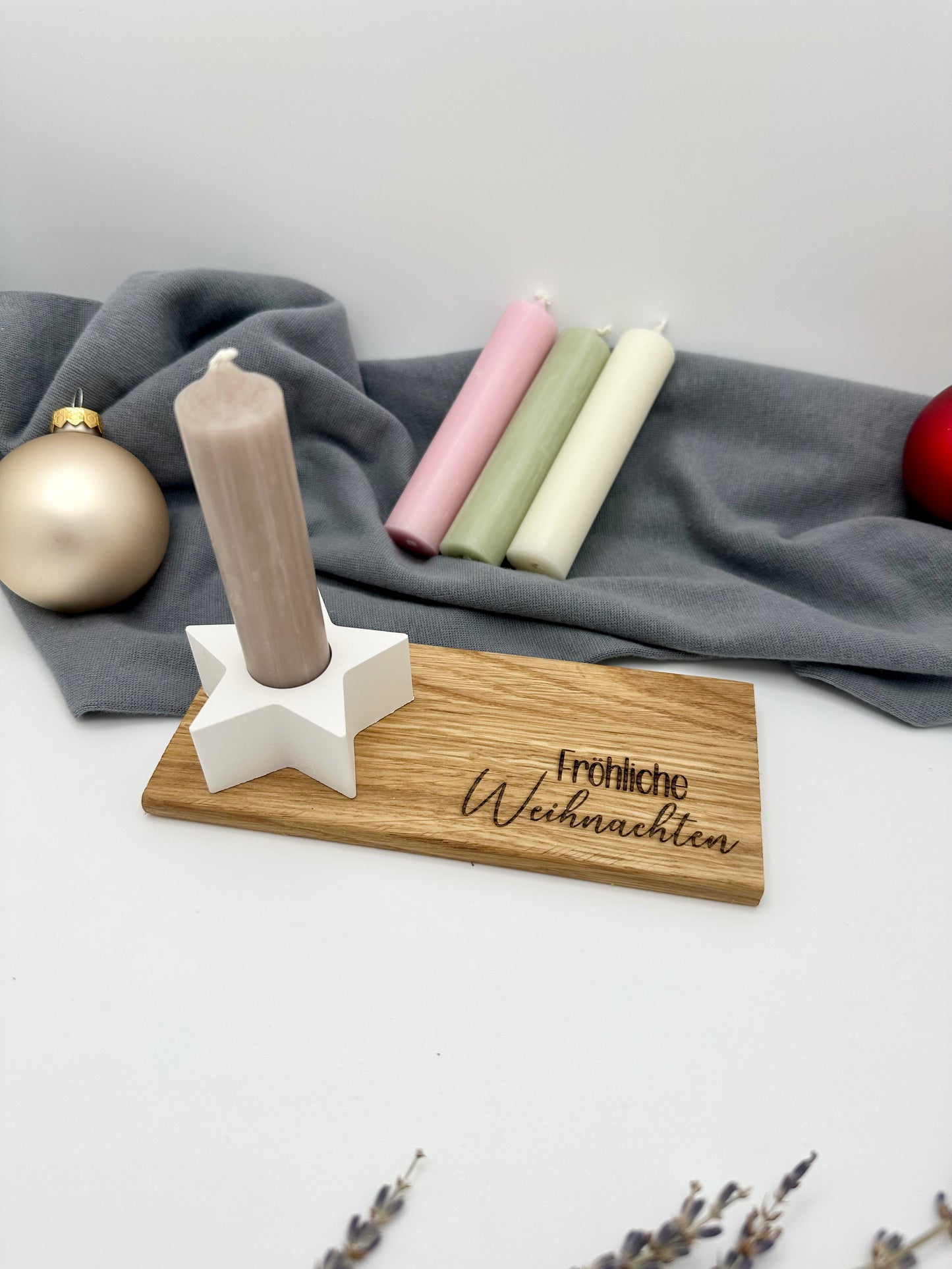 Weihnachtsgeschenk mit Kerze und Kerzenhalter