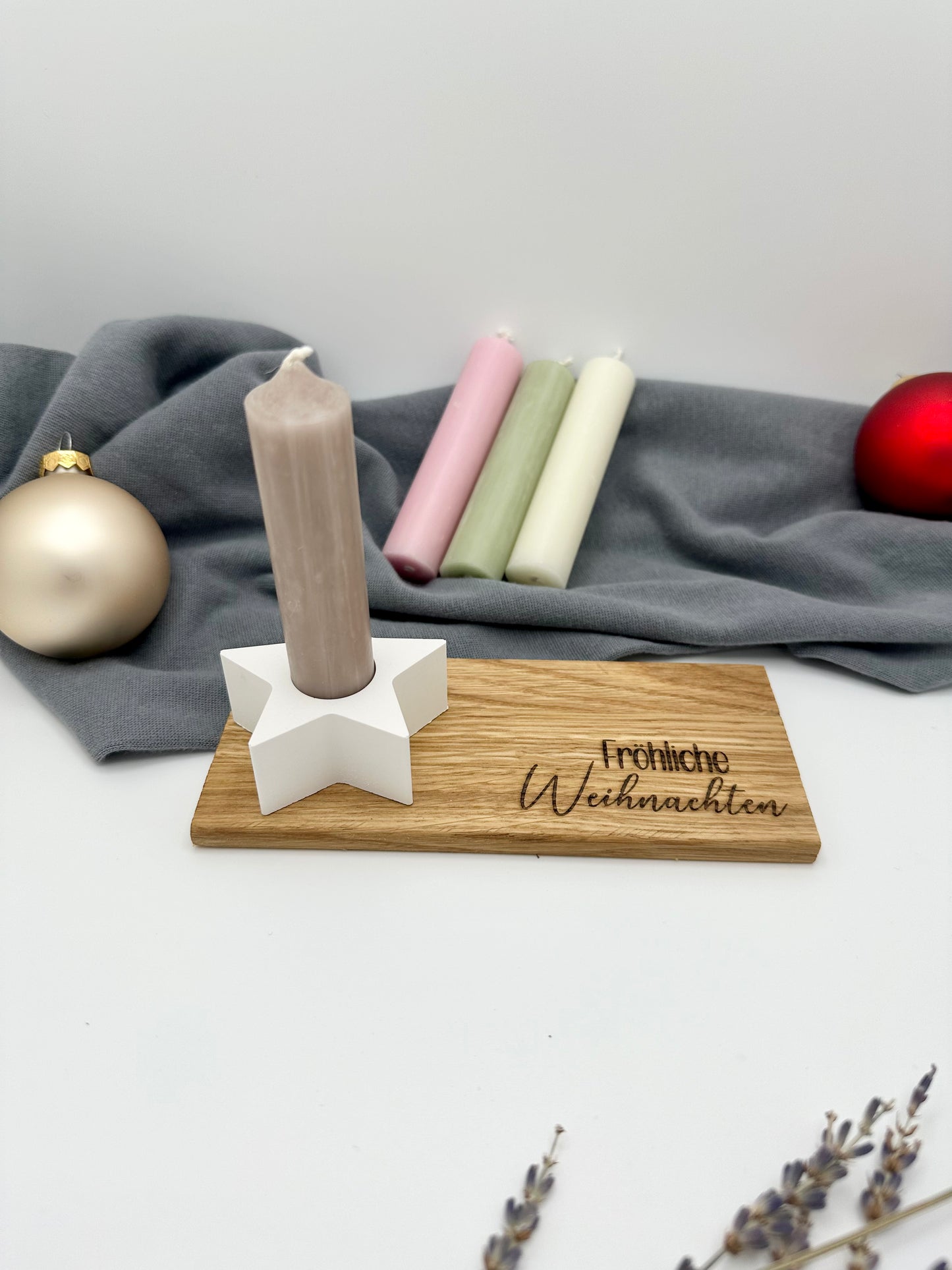 Weihnachtsgeschenk mit Kerze und Kerzenhalter