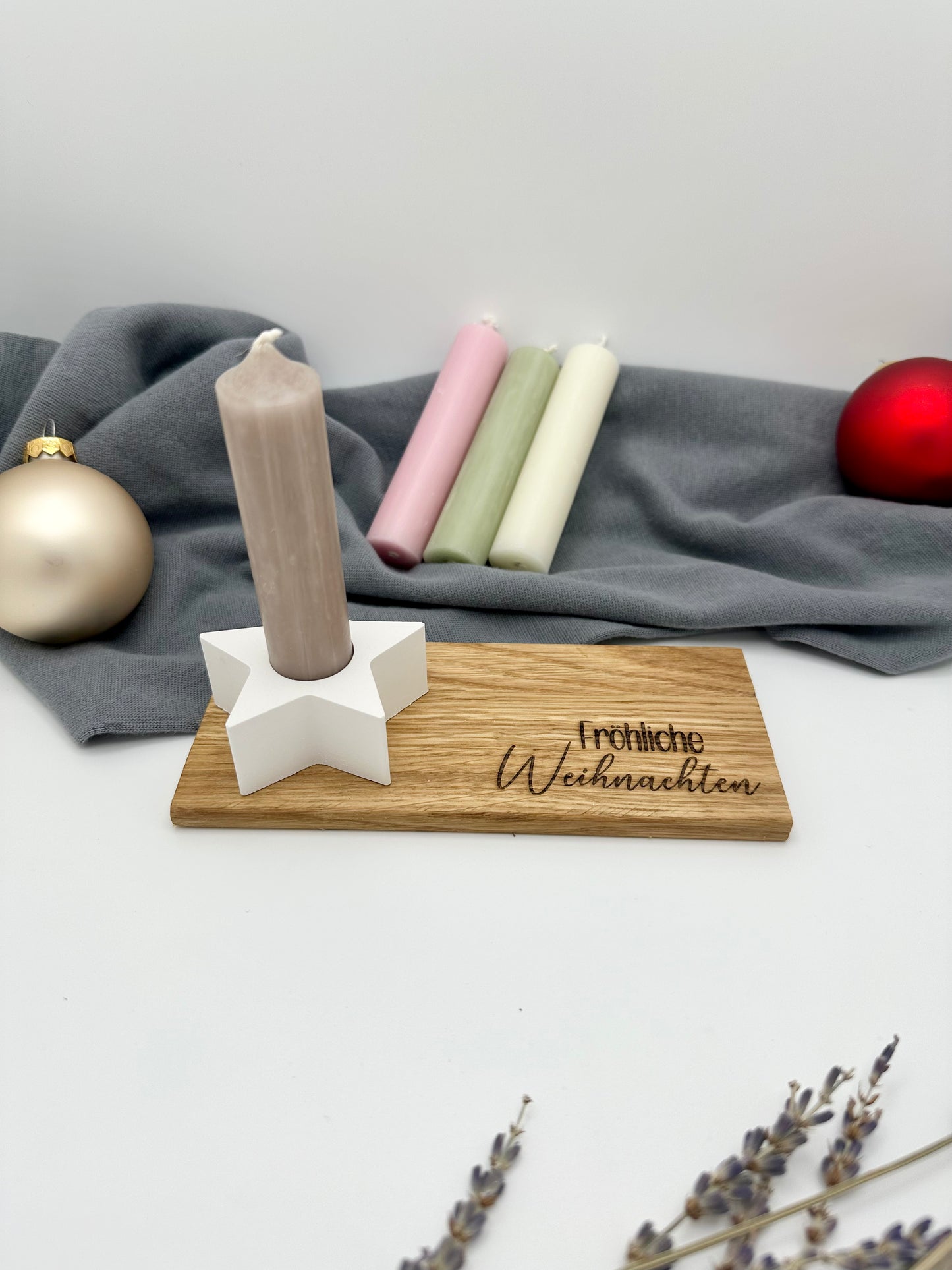 Weihnachtsgeschenk mit Kerze und Kerzenhalter