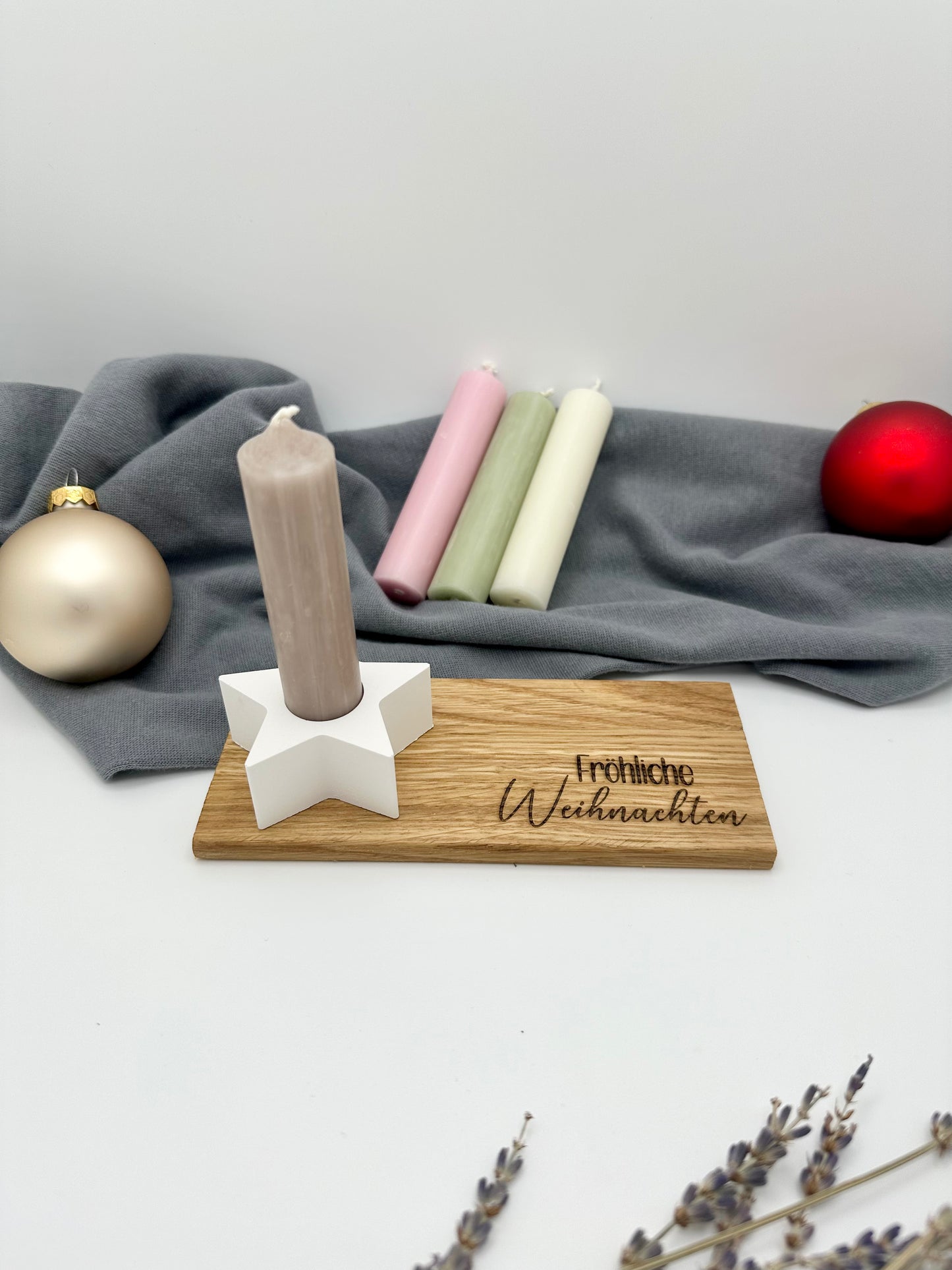 Weihnachtsgeschenk mit Kerze und Kerzenhalter