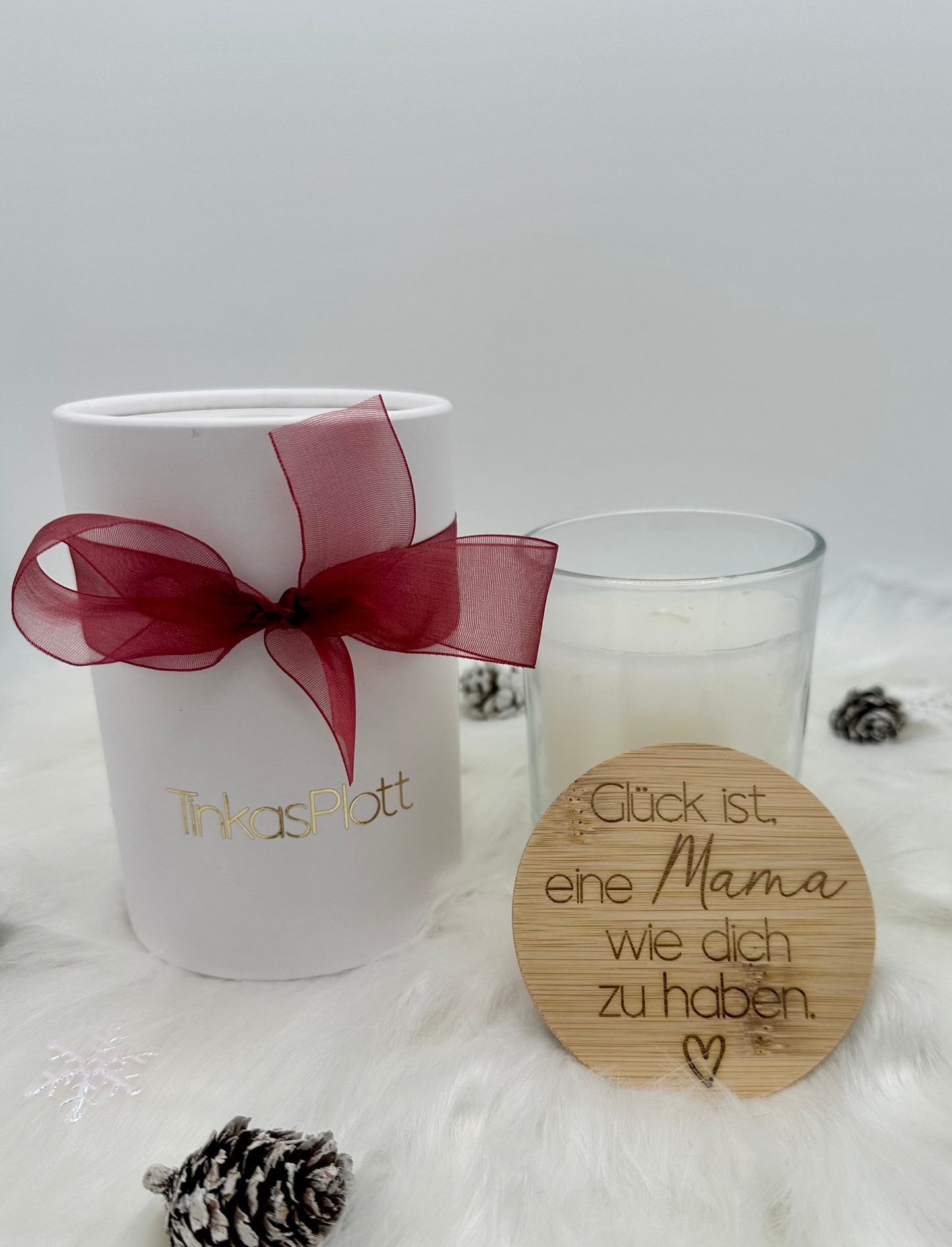 Luxuriöse Vanille-Kerze – Durchmesser 8 cm, 40 Stunden Brenndauer. Mit Bambusdeckel, graviert „Glück ist es, eine Mama wie dich zu haben“. Präsentiert in stilvoller weißer Box mit roter Schleife – perfekt zum Verschenken und Feiern.
Vanille-Kerze, Geschenk für Mama, Bambusdeckel, Gravurkerze, Geschenkbox
