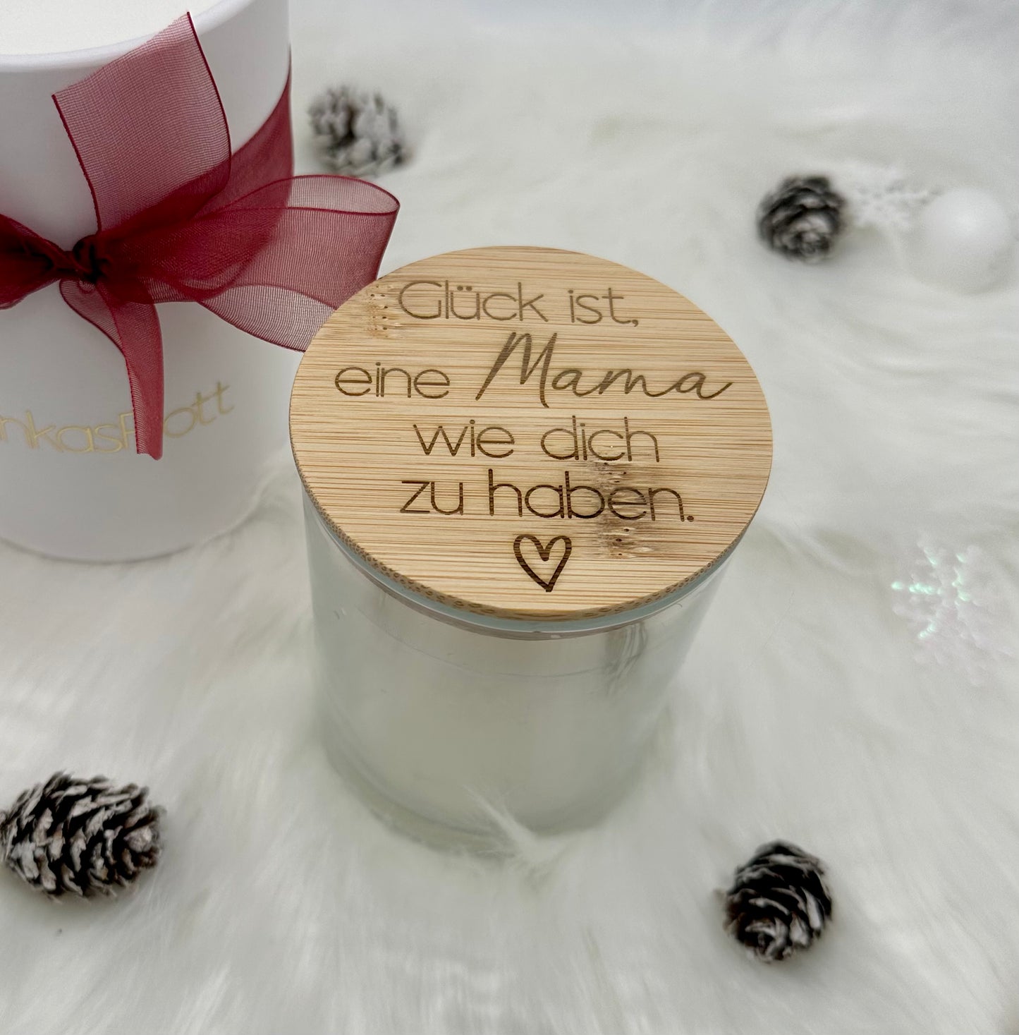 Elegante Kerze im Glas – 8 cm Durchmesser, bis zu 40 Stunden Brenndauer. Bambusdeckel mit persönlicher Gravur „Glück ist es, eine Mama wie dich zu haben“. Kommt in einer schicken weißen Box mit roter Schleife. Perfekt für besondere Anlässe.
Vanille-Kerze, Geschenkidee, Bambusdeckel, Gravur, stilvolle Verpackung