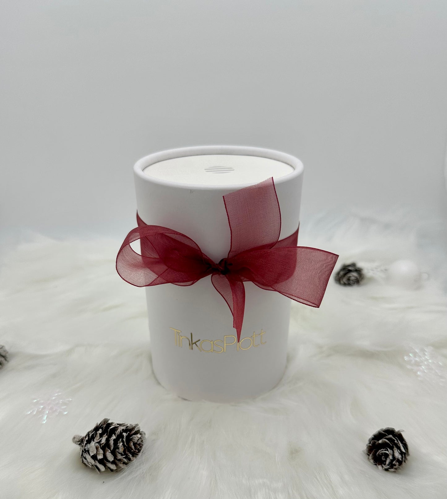 Weihnachts-Vanille-Kerze – Durchmesser 8 cm, Brenndauer 40 Stunden. Bambusdeckel mit „Oma“ graviert. Verpackt in stilvoller weißer Box mit roter Schleife. Ideal für festliche Anlässe und als Geschenk.
Keywords: Vanille-Kerze, Weihnachtsgeschenk, Bambusdeckel, Gravur, Geschenkverpackung