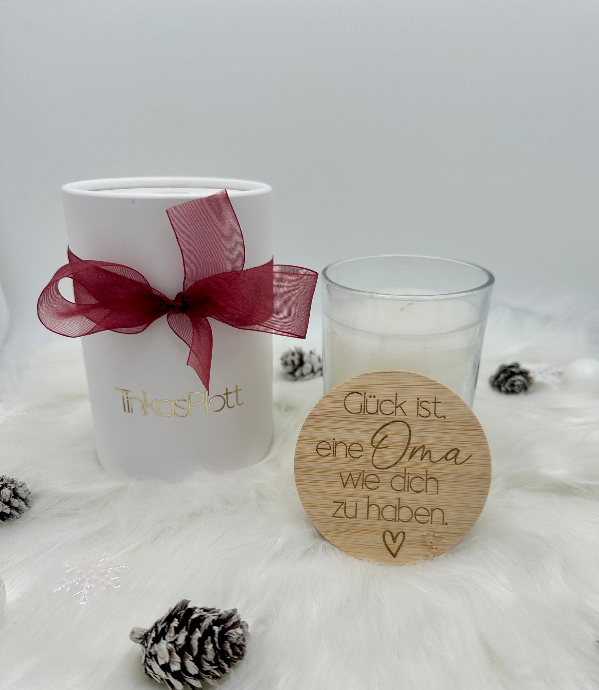 Stilvolle Vanille-Kerze – Durchmesser 8 cm, Brenndauer 40 Stunden. Bambusdeckel graviert „Oma“. Kommt in einer weißen Box mit roter Schleife, bereit zum Verschenken – ideal für Weihnachtsfeiern.
 Vanille-Kerze, Geschenkidee, Bambusdeckel, Gravur, Geschenkverpackung