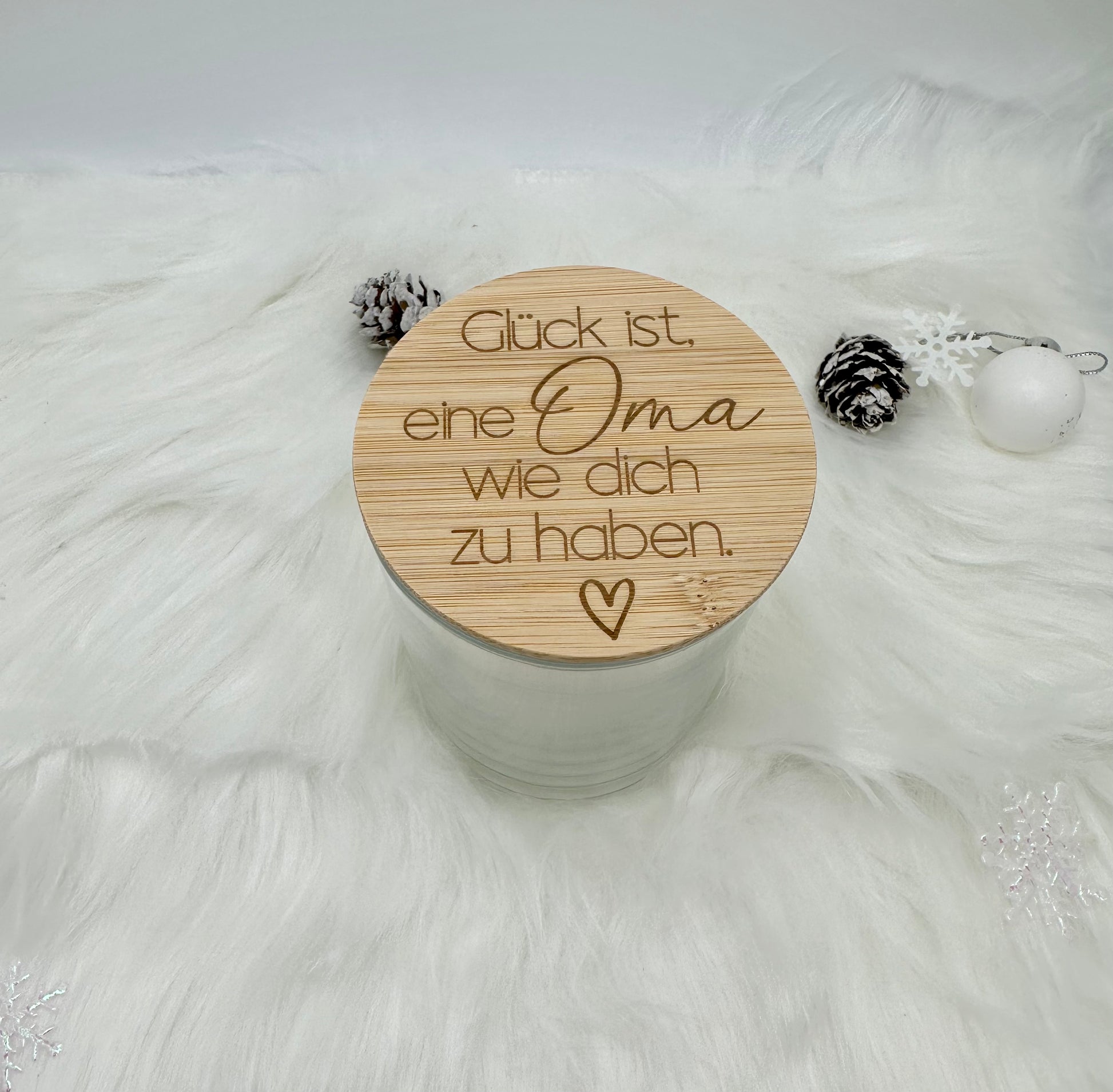 Personalisierte Kerze für Weihnachten – 8 cm Durchmesser, Brenndauer 40 Stunden. Bambusdeckel mit „Oma“ graviert. In eleganter Box mit roter Schleife verpackt – ideal für festliche Anlässe und Weihnachtsgeschenke.
Keywords: Vanille-Kerze, Weihnachtsgeschenk, Bambusdeckel, Gravur, stilvolle Verpackung