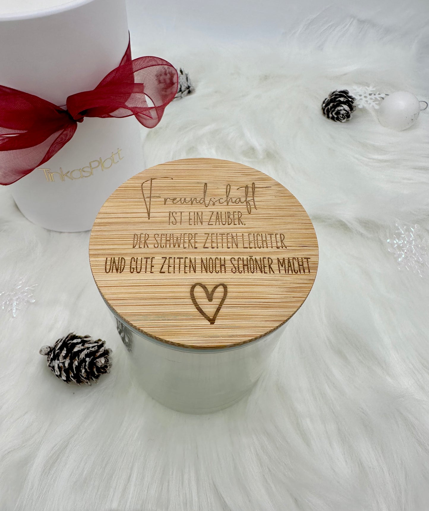 Glas-Duftkerze mit Vanilleduft und Freundschaftsspruch, graviert auf Bambusdeckel.