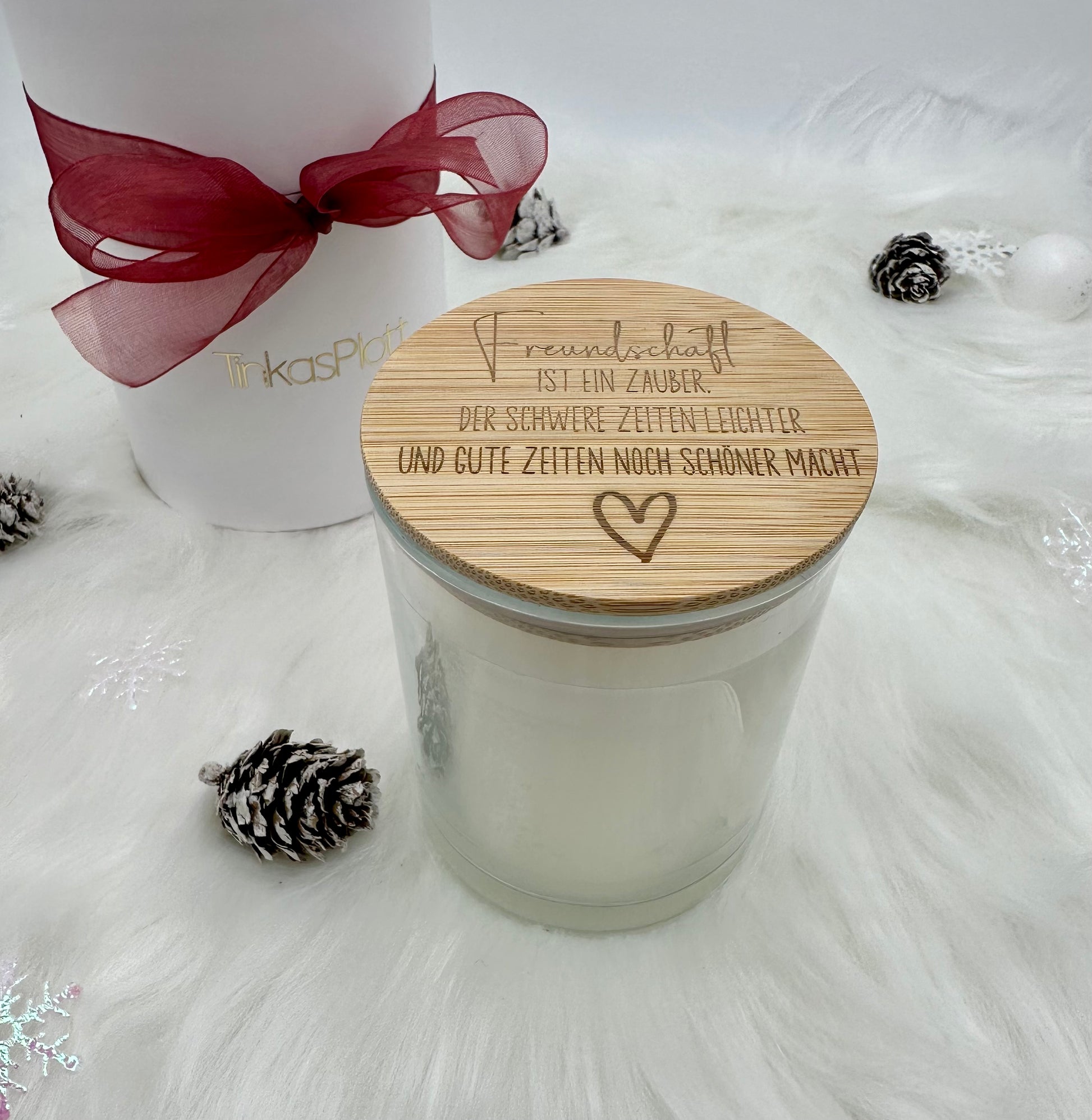 Vanilleduftkerze im Glas mit graviertem Deckel, perfekte Geschenkidee für enge Freunde.