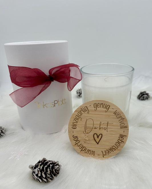 Kerze im Glas mi einer schönen Affirmation. Der Spruch ist in den Bambusdeckel graviert. Du bist genug, wertvoll, liebenswert, wunderbar, einzigartig und genug. Perfekte Weihnachtsgeschenk für Freunde, Familie und Kollegen