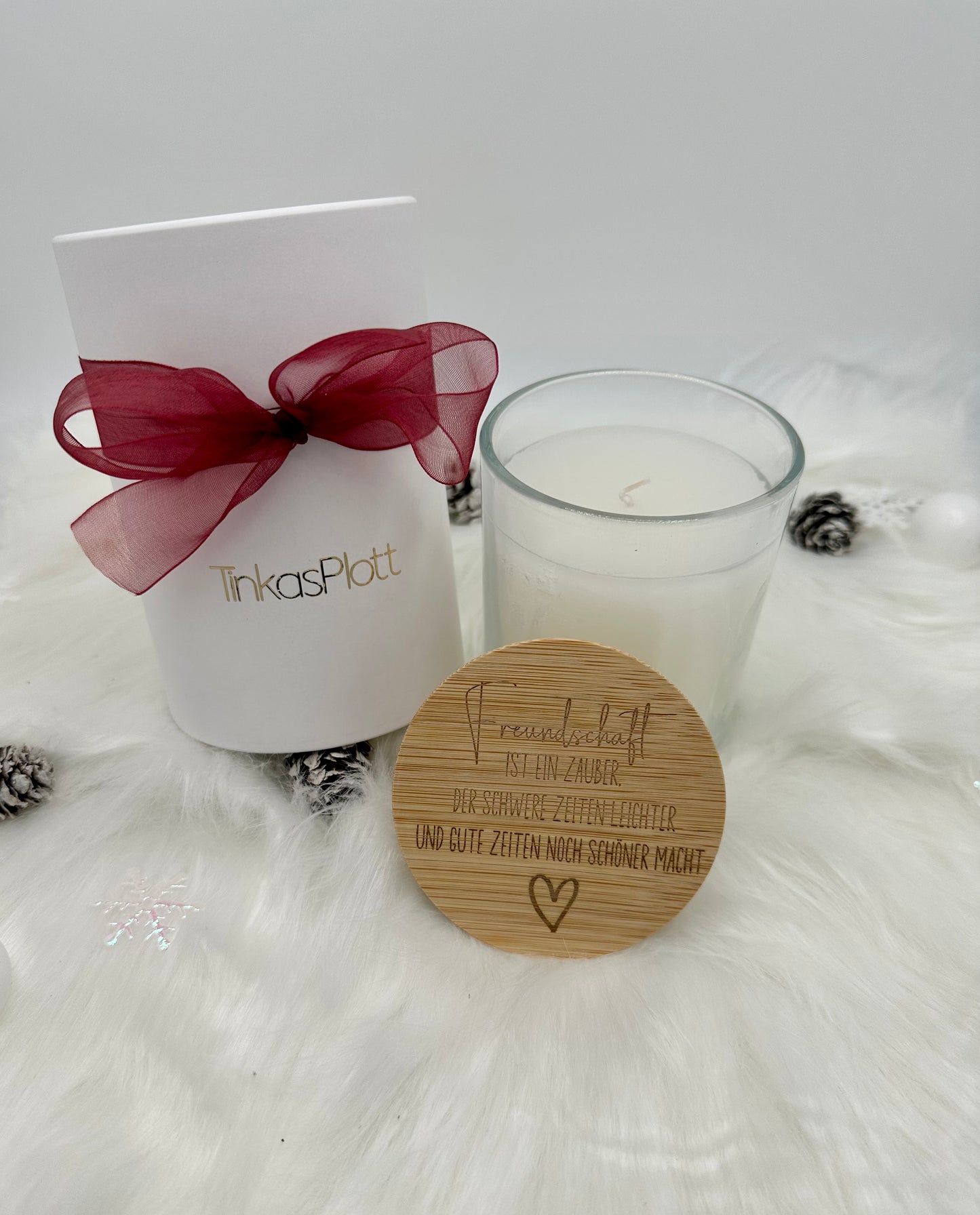Vanilleduftkerze im Glas mit gravierter Botschaft "Freundschaft ist ein Zauber", ideales Geschenk.
