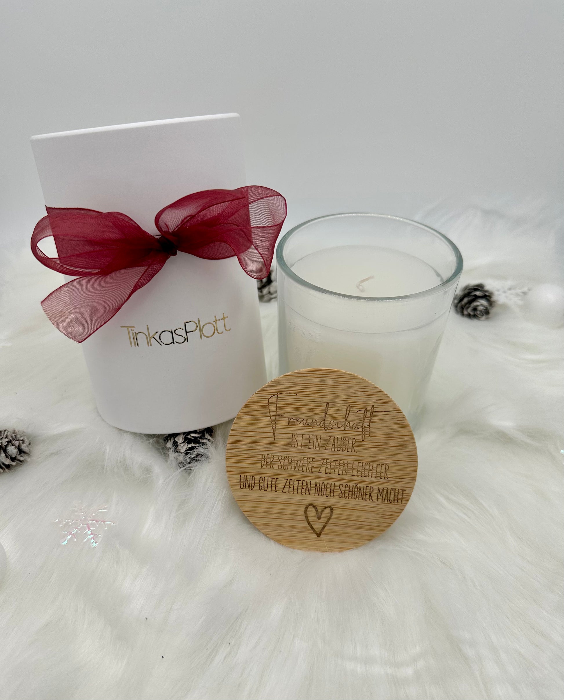 Vanilleduftkerze im Glas mit gravierter Botschaft "Freundschaft ist ein Zauber", ideales Geschenk.
