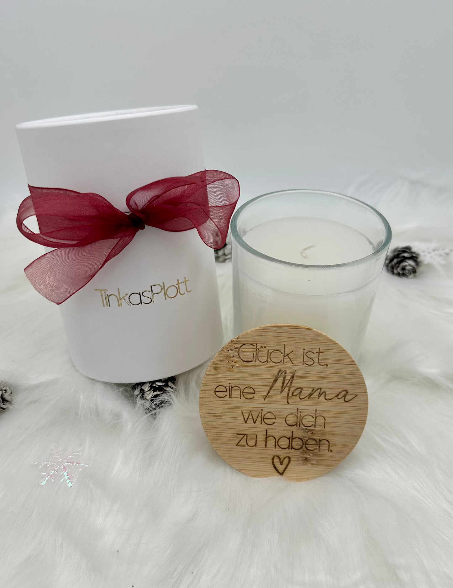 Vanille-Kerze im Glas – 8 cm Durchmesser, Brenndauer 40 Stunden. Bambusdeckel mit Gravur „Glück ist es, eine Mama wie dich zu haben“. In eleganter weißer Box mit roter Schleife verpackt. Ideal für Weihnachtsgeschenke oder besondere Anlässe.
Vanille-Kerze, Geschenkidee, Bambusdeckel, Gravur, Geschenkverpackung