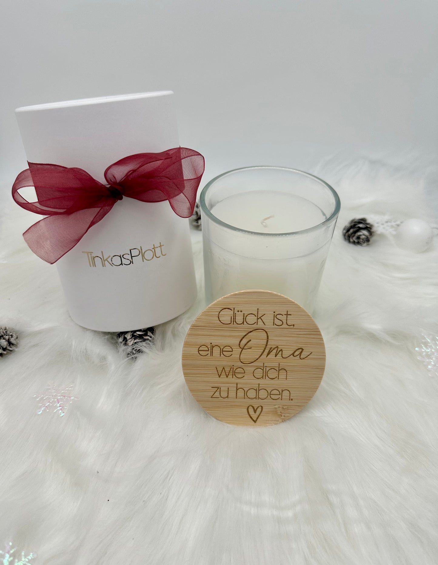 Schöne Vanille-Kerze im Glas – 8 cm Durchmesser, Brenndauer bis zu 40 Stunden. Bambusdeckel mit „Oma“ graviert. Verpackt in einer eleganten weißen Box mit roter Schleife – perfekt für besondere Anlässe.
Vanille-Kerze, Weihnachtsgeschenk, Bambusdeckel, Gravur, elegante Box