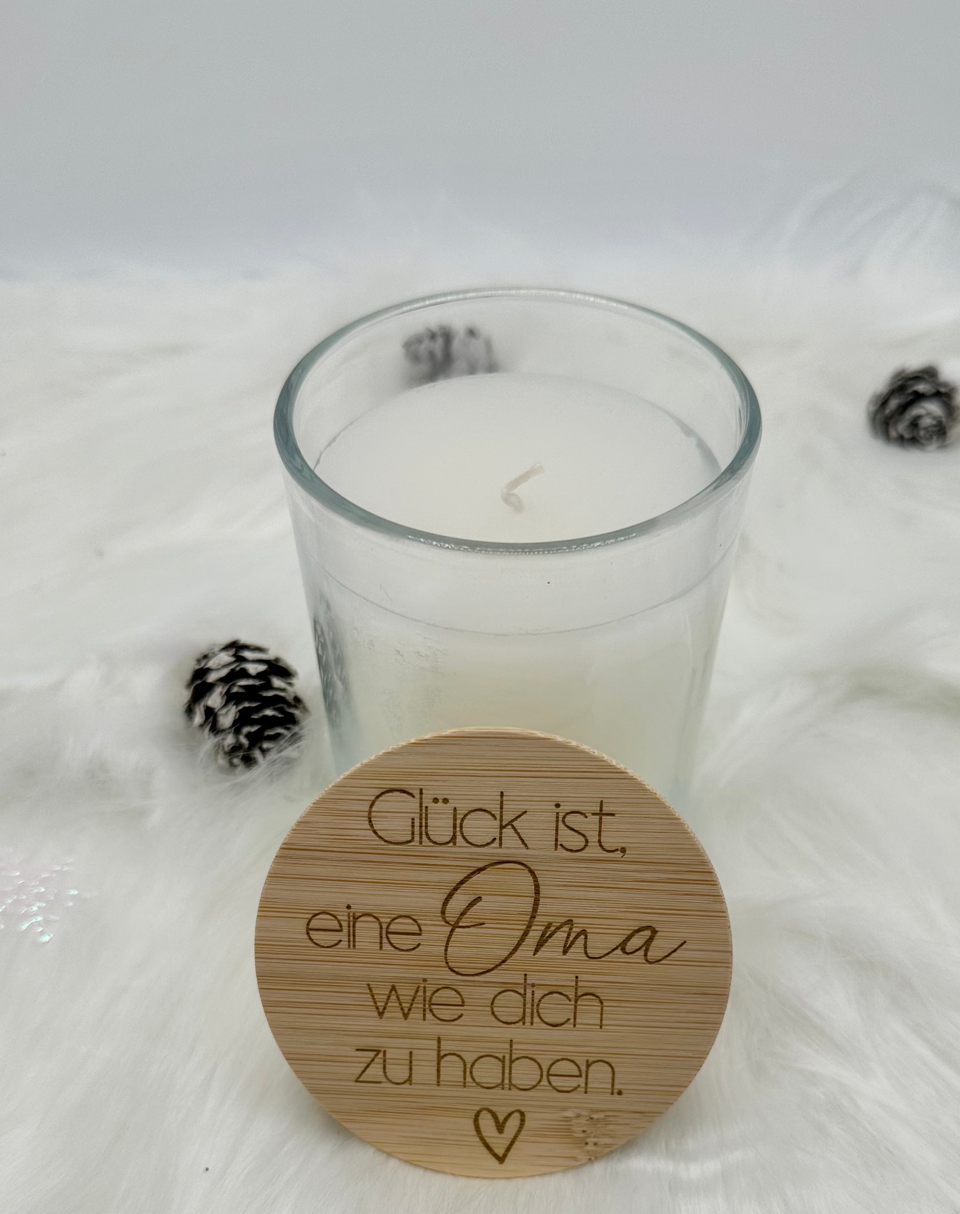 Luxuriöse Vanille-Kerze – 8 cm Durchmesser, 40 Stunden Brenndauer. Bambusdeckel graviert mit „Oma“. Verpackt in einer weißen Box mit roter Schleife – perfekt für Weihnachten und besondere Anlässe.