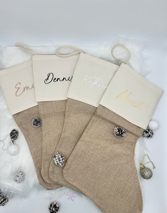 Eleganter Weihnachtsstrumpf aus Jute und Baumwolle, personalisiert mit deinem Namen in Plotterfolie. Verfügbar in den Farben Schwarz, Weiß, Roségold oder Gold metallic. Schlaufe zum Aufhängen vorhanden. Perfekt für die festliche Weihnachtsdeko. Maße: 24 x 39 cm.