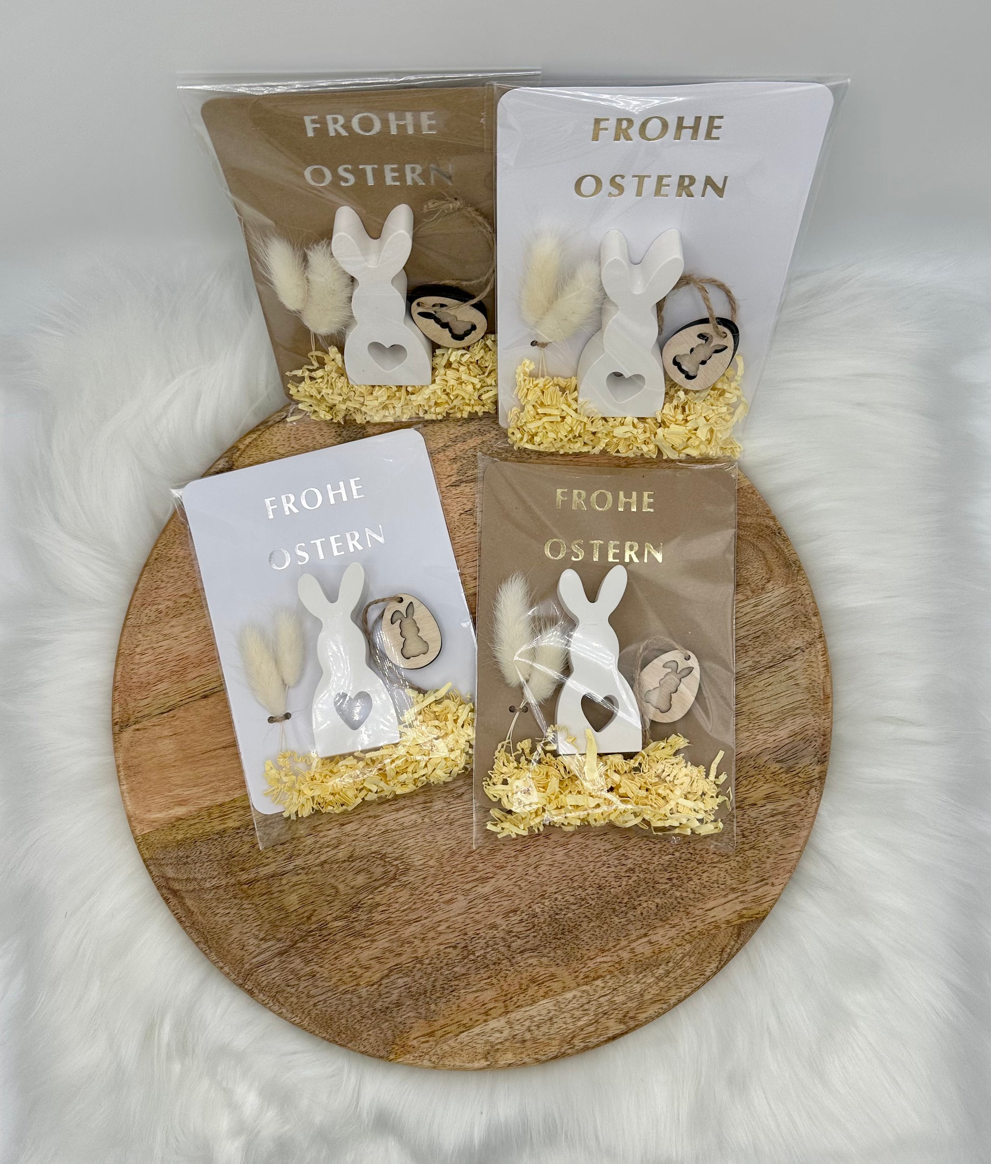 Ostergeschenk mit hochwertiger Prägung, Ostermitbringsel aus Kraftpapier, mit Trockenblume, Osterhase und Osterei aus Holz