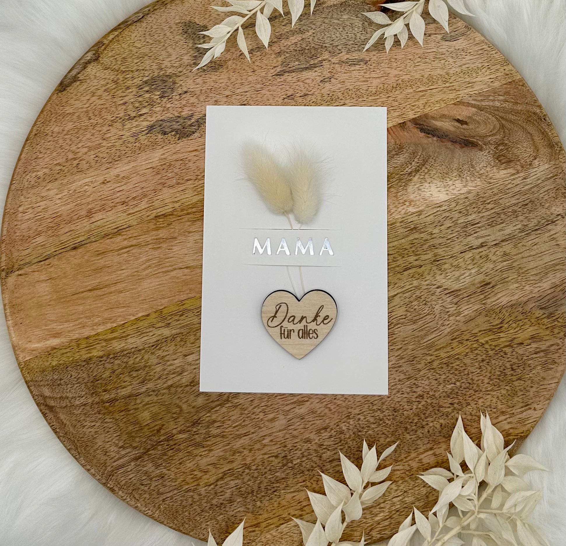 Karte zu Muttertag mit silberner Prägung & Trockenblumen, sowie einem Herz aus Holz. Muttertagsgeschenk, Karte Mama Größe DIN A6