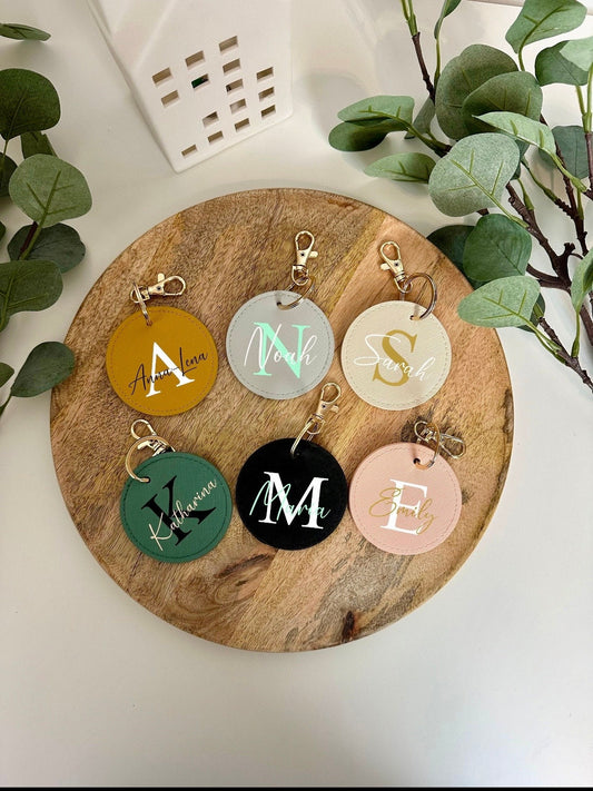 Schlüsselanhänger Personalisiert mit Namen - Reiseanhänger - Kunstleder Anhänger - Geschenk personalisiert  - Anhänger mit Namen