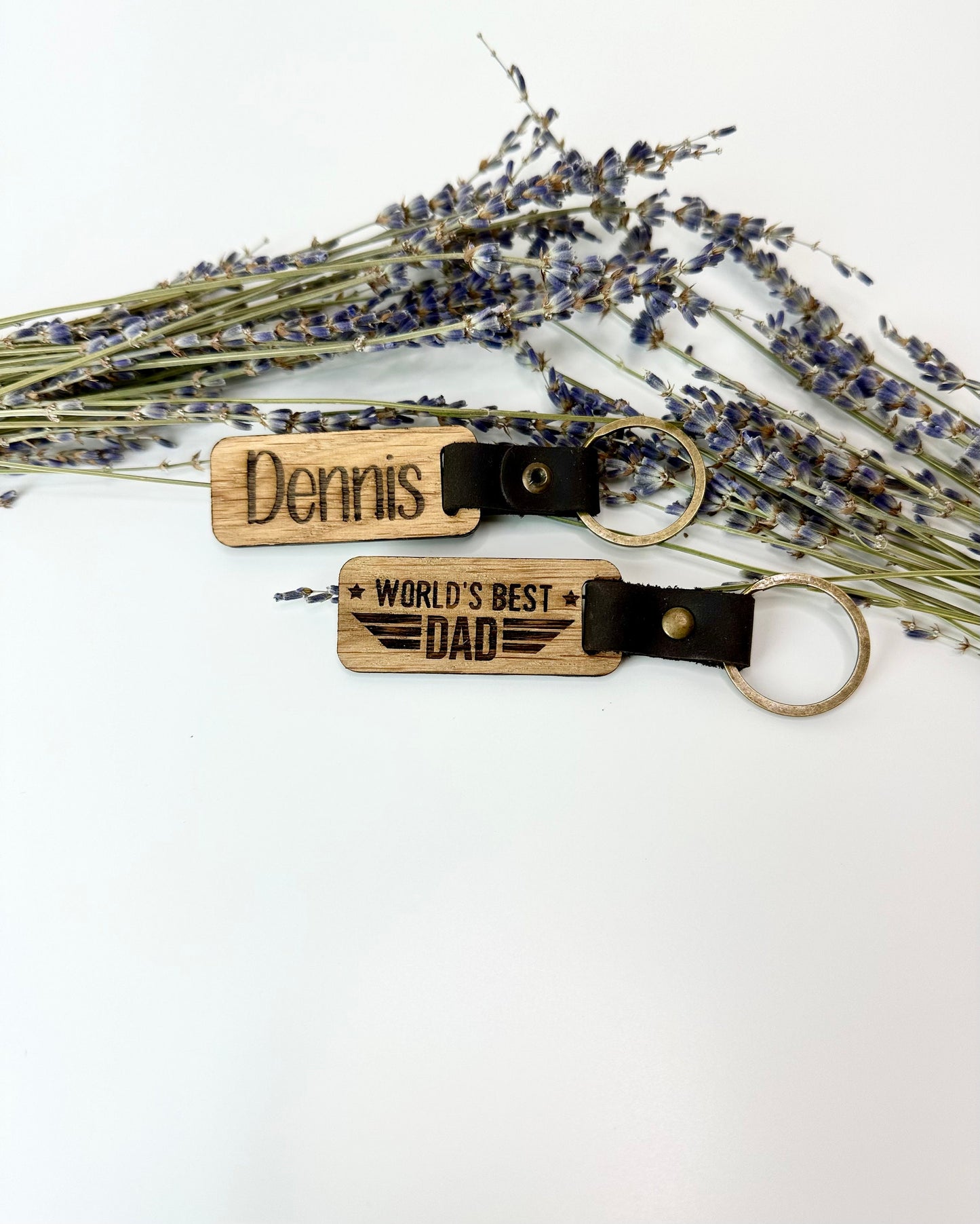 Schlüsselanhänger Personalisiert mit Namen - Reiseanhänger - Holz Anhänger - Geschenk personalisiert - Rustikaler Anhänger mit Leder