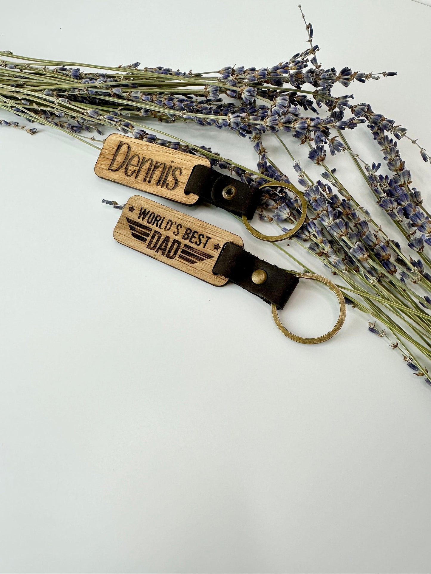Schlüsselanhänger Personalisiert mit Namen - Reiseanhänger - Holz Anhänger - Geschenk personalisiert - Rustikaler Anhänger mit Leder