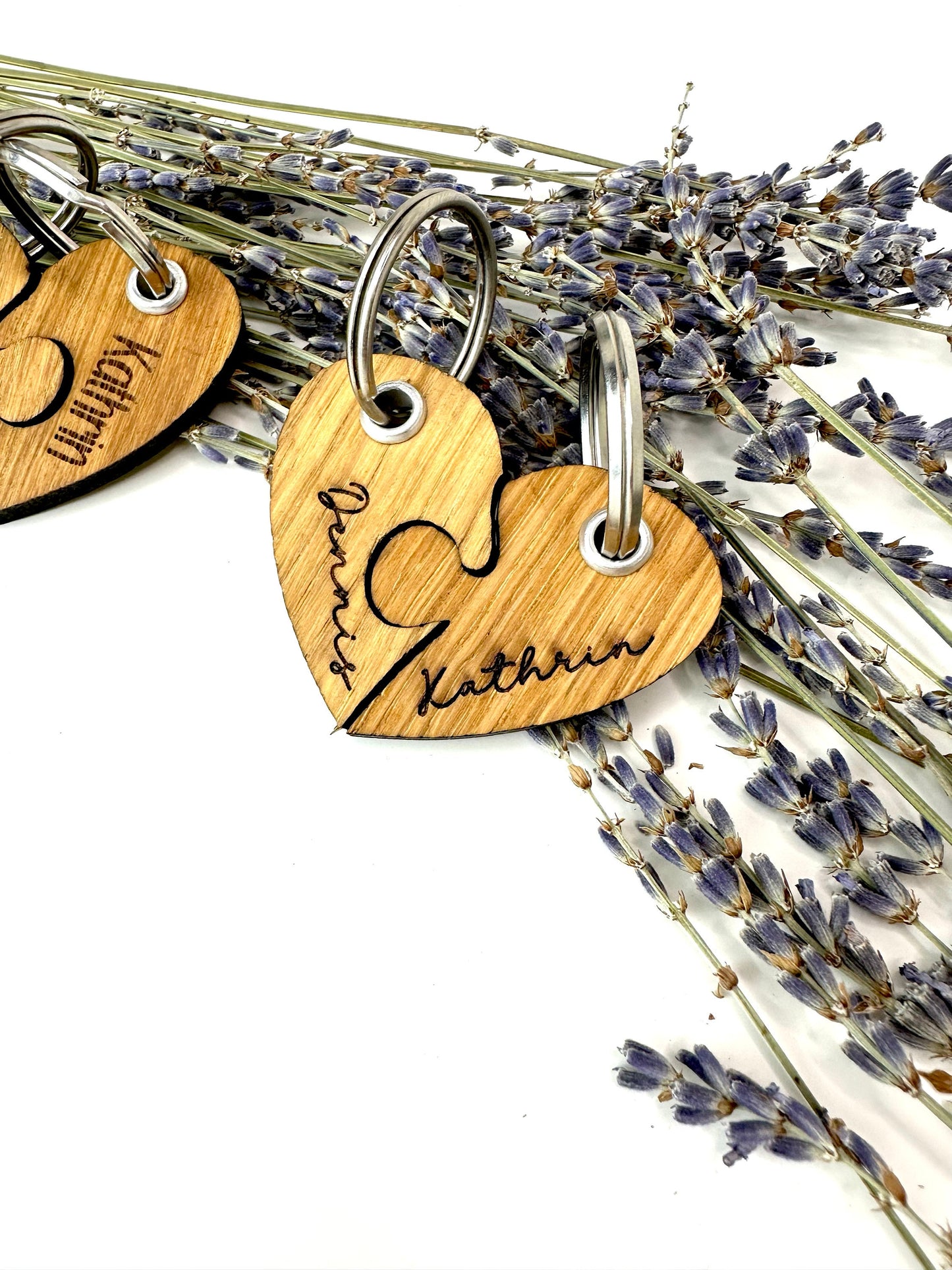 Schlüsselanhänger Herz aus Holz - Graviert mit Namen - Geschenk für Valentinstag - Geschenkidee Freundin