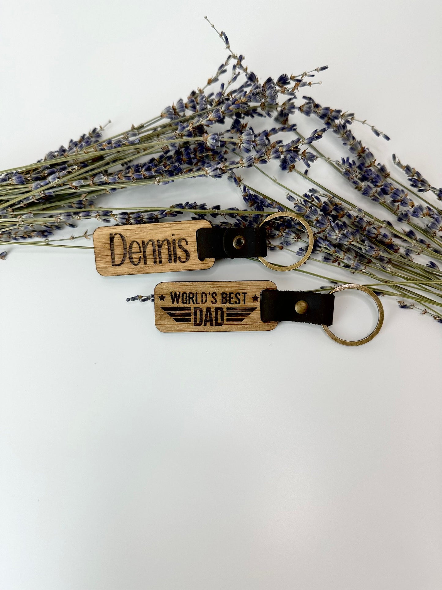Schlüsselanhänger Personalisiert mit Namen - Reiseanhänger - Holz Anhänger - Geschenk personalisiert - Rustikaler Anhänger mit Leder