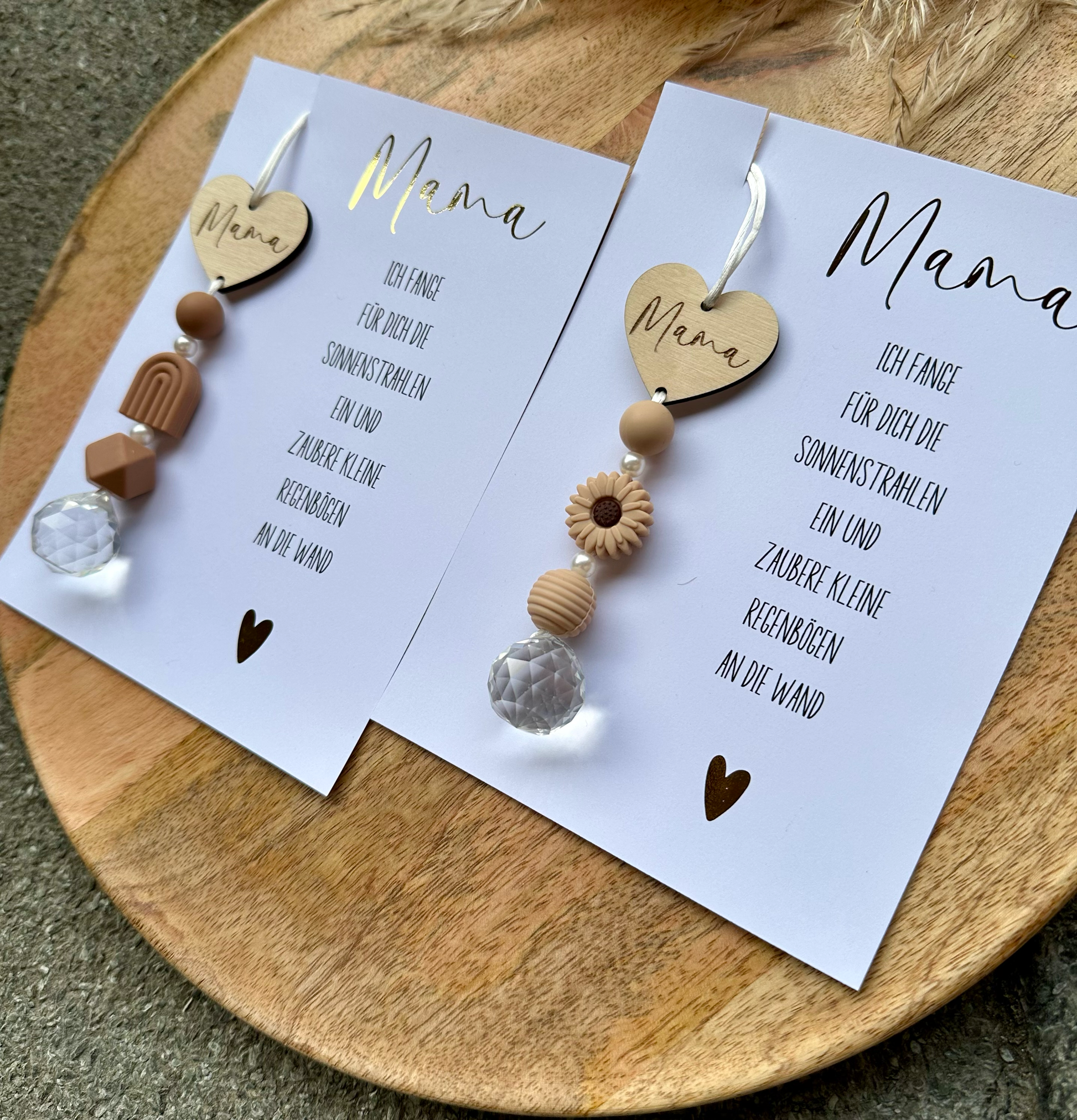 Liebevoller Sonnenfänger mit Kristall für Regenbogen Licht im Fenster