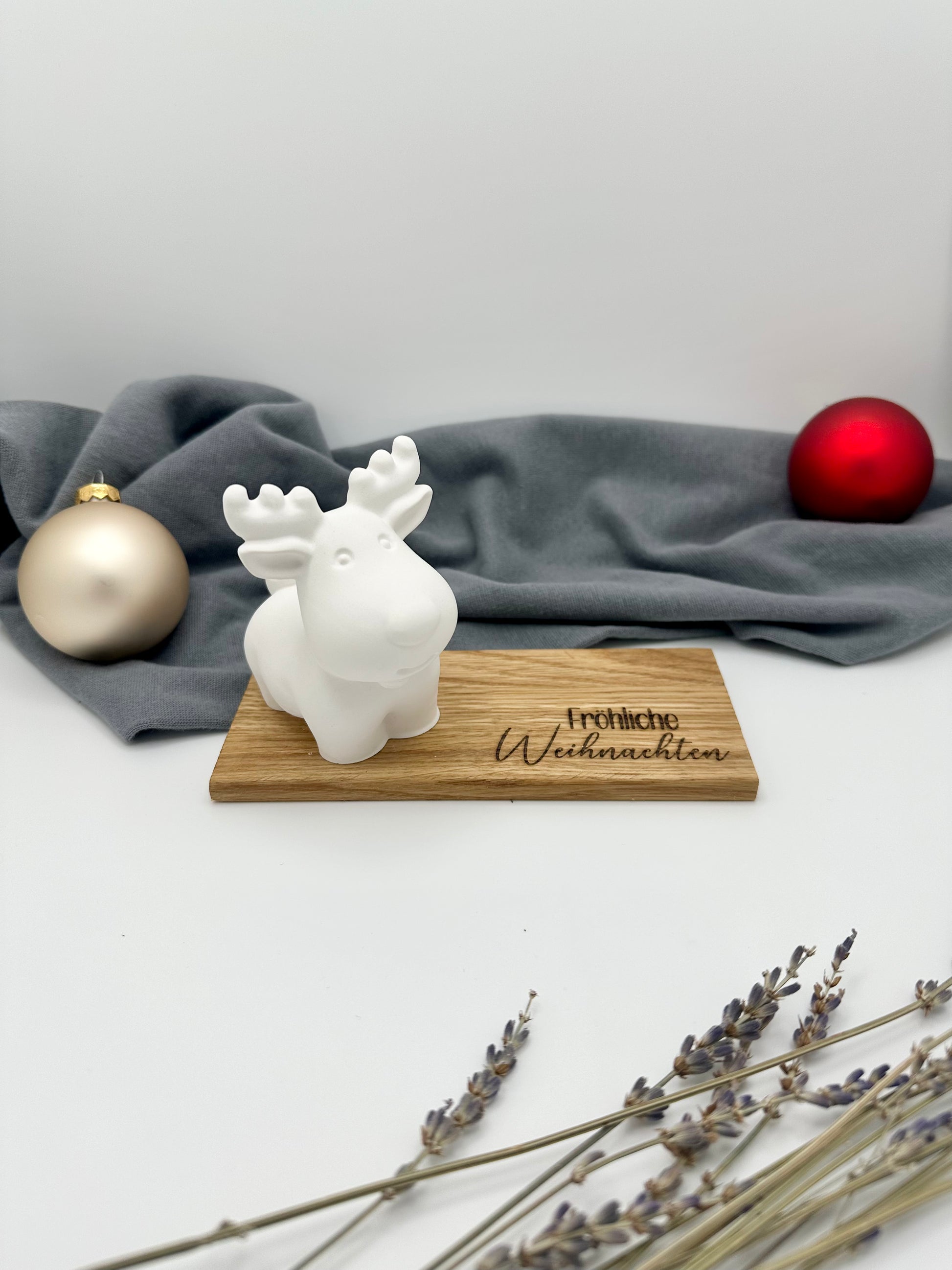 Minimalistische Weihnachtsdeko: Diese schlichte, elegante Elchfigur bringt stilvolle Weihnachtsstimmung in jedes Zuhause.