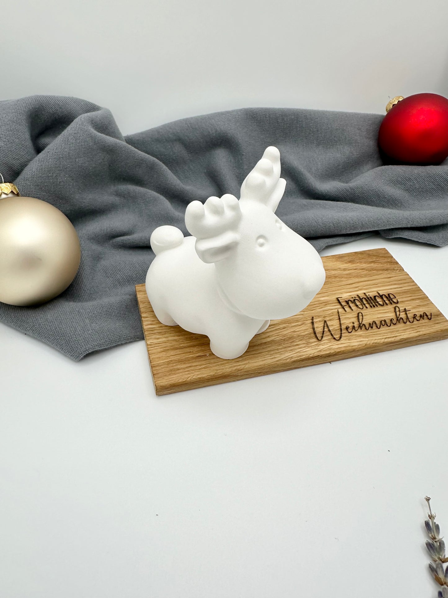 Skandinavische Weihnachtsdeko – Elchfigur auf Holzplatte mit „Fröhliche Weihnachten“ Gravur